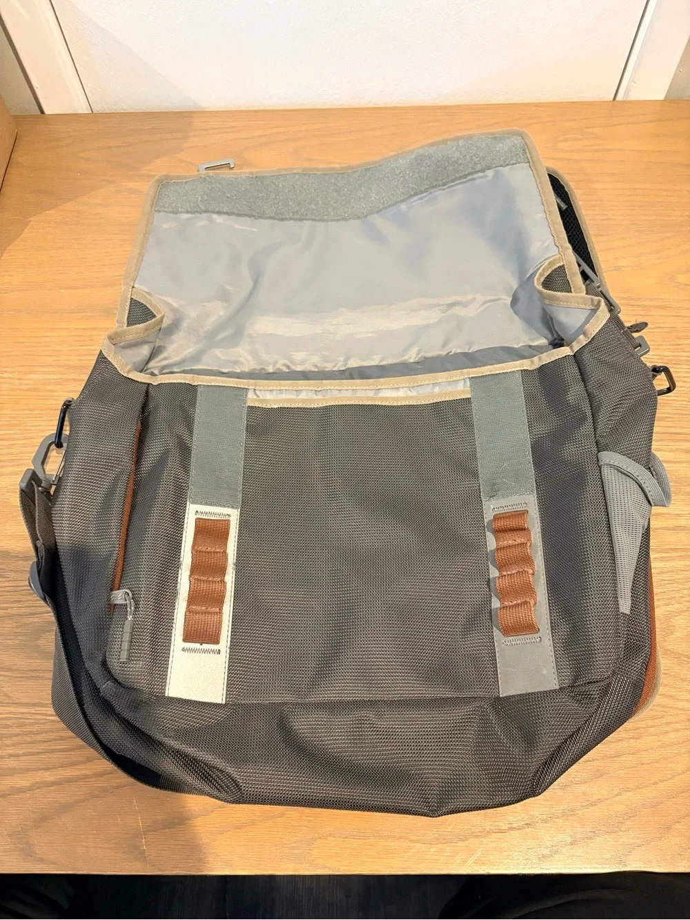 Timbuk2 Command Messenger Bag Carbon & Molasses - size Medium